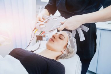 Genç kız Spa'da rahatlatıcı bir şey. Physiotheraphy.