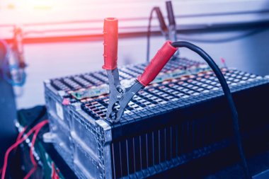 Elecric motorlu pilleri şarj. Pil bir elektrikli araç motorunun sökülmesi. Araba Servisi