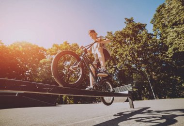 Bmx sürücüsü hileci vasıl skatepark gerçekleştirme.