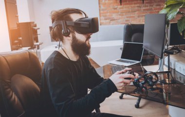 Sanal gerçeklik giyen sakallı genç adam ofiste gözlükler