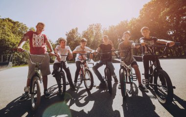 Kiev, Ukrayna - Temmuz 2017: Şirket skatepark genç adamdan üstünde Bmx