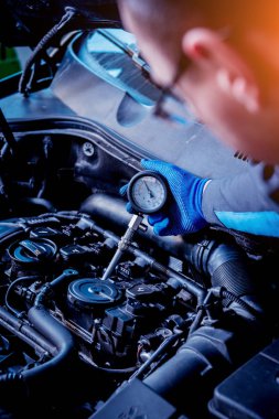 Kızılötesi Lazer termometre elinde. Araba Servisi motor sıcaklık ölçüm