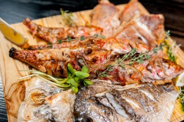 bir ahşap tahta üzerinde kızarmış balık