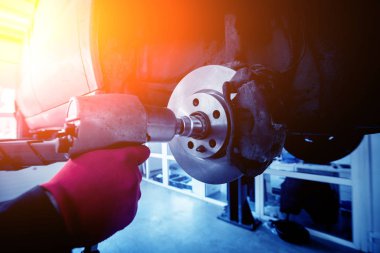 Pnömatik anahtar otomatik onarım hizmeti ile çalışan profesyonel araba tamircisi. Tekerlek tamiri