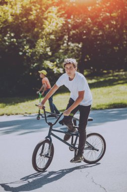 Genç Bmx sürücüsü hileci vasıl skatepark gerçekleştirme.