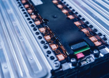 Elecric motorlu pilleri şarj. Pil bir elektrikli araç motorunun sökülmesi. Araba Servisi