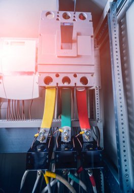 Kablolar ve elektrik kutusuna geçer. Sigortalar ve Kontaktörler elektrik paneli.