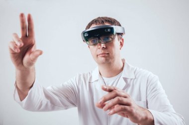 Doktor kullanır gerçeklik gözlükleri artar. Modern teknoloji