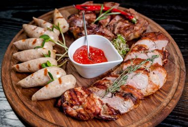 Et soslu bir tabağa dilimlenmiş