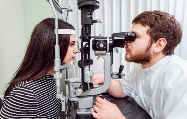 Lamba muayene kesti. Biomicroscopy anterior göz parçasının. Temel göz muayenesinde. Kontakt lensler Check-up.