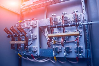 Kablolar ve elektrik kutusuna geçer. Sigortalar ve Kontaktörler elektrik paneli.