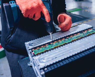 Elecric motorlu pilleri şarj. Pil bir elektrikli araç motorunun sökülmesi. Araba Servisi