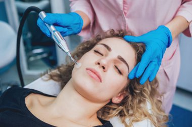 Genç kız Spa'da rahatlatıcı bir şey. Physiotheraphy.