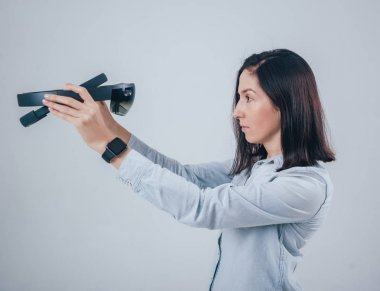 Beyaz izole kadın giyiyor artar gerçeklik gözlükleri