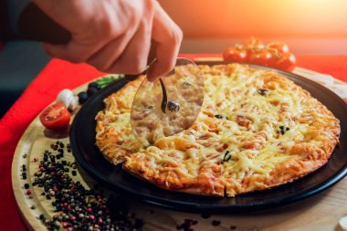 Kesme pizza aşçıdır. 