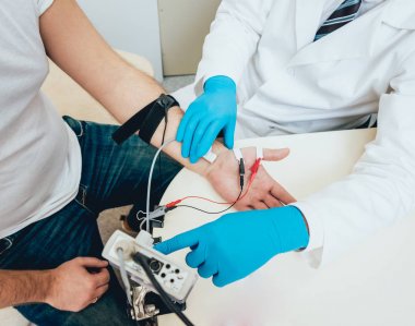 Hasta sinirleri elektromiyografi ile test ediliyor. Tıbbi muayene. EMG