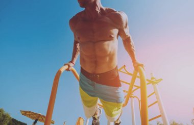 Eğitim ve egzersiz açık havada şehirde yapıyor genç atlet.