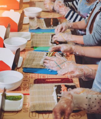 Çocuklar suşi ve rulo hazır olun. -Ustalık restoranda.