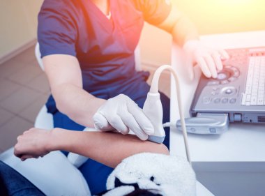 Ortopedi uzmanı doktor ofisinde hastayla. Dirsek ultrason.