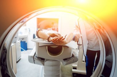 Tıbbi malzeme. Erkek doktor ve Bayan hasta hastanede bilgisayarlı tomografi odası.