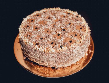 koyu arka plan üzerinde çikolatalı kek.