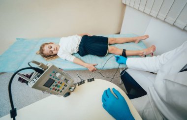 Hasta sinirleri elektromiyografi ile test ediliyor. Tıbbi muayene. EMG