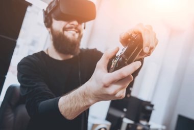 Sanal gerçeklik giyen sakallı genç adam ofiste gözlükler