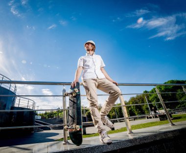 Pratik ve sokaklarda atlama kaykaycı