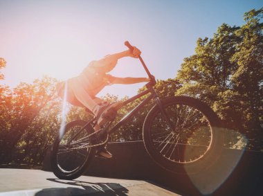 Genç Bmx sürücüsü hileci vasıl skatepark gerçekleştirme.