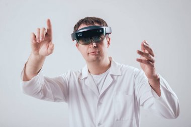 Doktor kullanır gerçeklik gözlükleri artar. Modern teknoloji