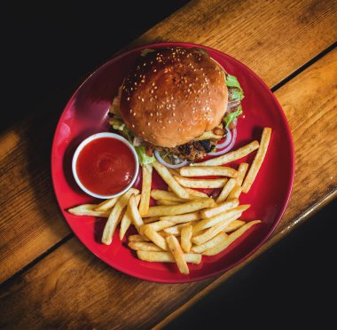 Büyük çizburger ve patates kızartması bir plaka üzerinde. Restoran