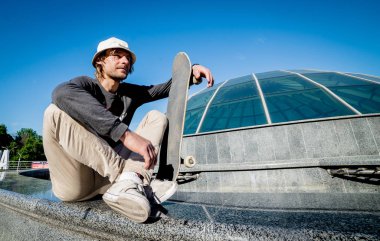 Pratik ve sokaklarda atlama kaykaycı