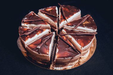 koyu arka plan üzerinde çikolatalı kek.