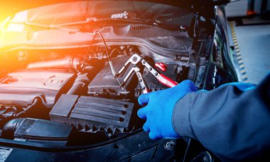 Kızılötesi Lazer termometre elinde. Motor Sıcaklık ölçümü