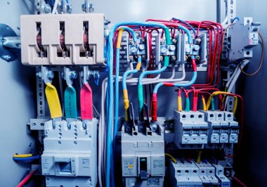 Elektrik donatımı. Kablolar ve izolatörler.