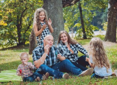 Büyük genç aile parkta iyi vakit geçiriyor.