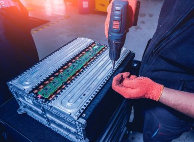 Elecric motorlu pilleri şarj. Pil bir elektrikli araç motorunun sökülmesi. Araba Servisi