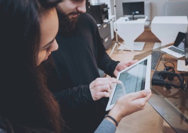 Genç adam ve kadın ofiste tartışıyor