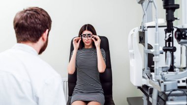 Lamba muayene kesti. Biomicroscopy anterior göz parçasının. Temel göz muayenesinde. Kontakt lensler Check-up.