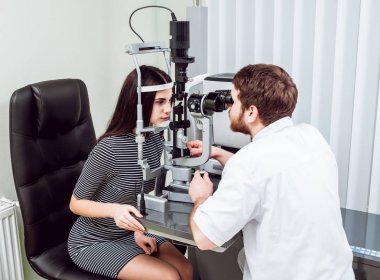Lamba muayene kesti. Biomicroscopy anterior göz parçasının. Temel göz muayenesinde. Kontakt lensler Check-up.