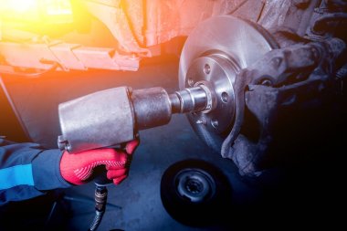 Pnömatik anahtar otomatik onarım hizmeti ile çalışan profesyonel araba tamircisi.