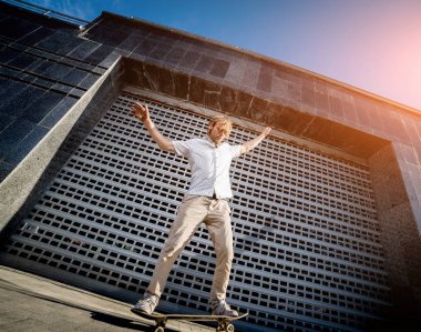 Pratik ve sokaklarda atlama kaykaycı