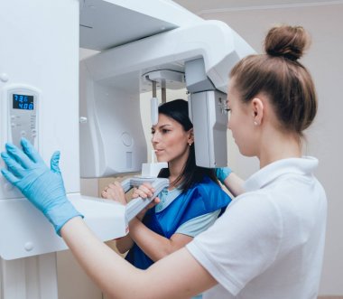 X-ray makinesi hasta kalan genç kadın. Panoramik Radyografi