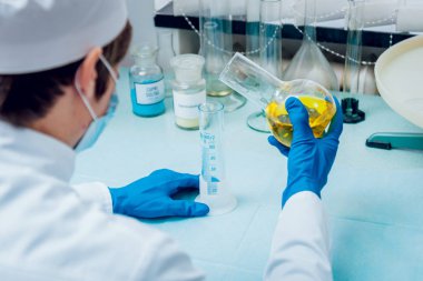 Laboratuvar çalışmalarında bilim teknisyeni. Tıbbi geçmişi