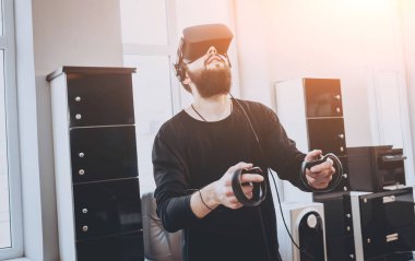 Sanal gerçeklik giyen genç adam ofiste gözlükler.