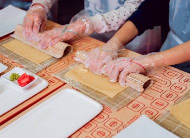 Çocuklar suşi ve rulo hazır olun. -Ustalık restoranda.