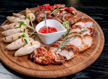 Et soslu bir tabağa dilimlenmiş