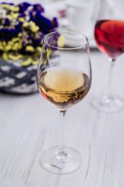 Beyaz bir bardak şarap. Açık renkli