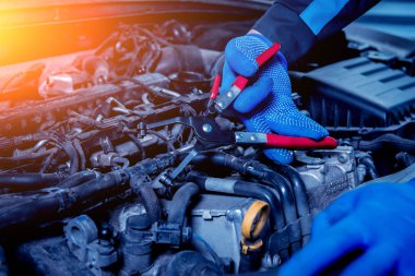 Servis istasyonu motora onarılıyor. Araba tamir.