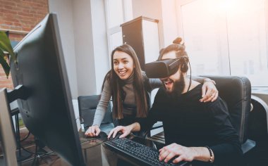 Vr gözlük test ve having fun kadın yaratıcı Ofis çalışanları ile genç adam